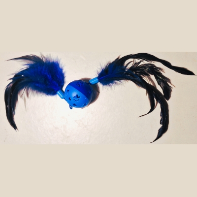 Pall kellukesega ja suledega diameter 5cm (021120)