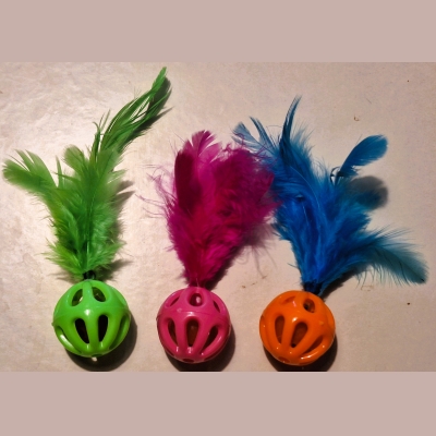 Pall kellukesega ja suledega diameter 3cm, 1tk, random colour! (000046)